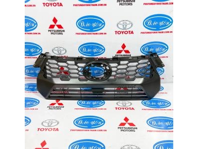 Mặt Galang ( Ca lăng ) Toyota Hilux 2024 53111-YP210